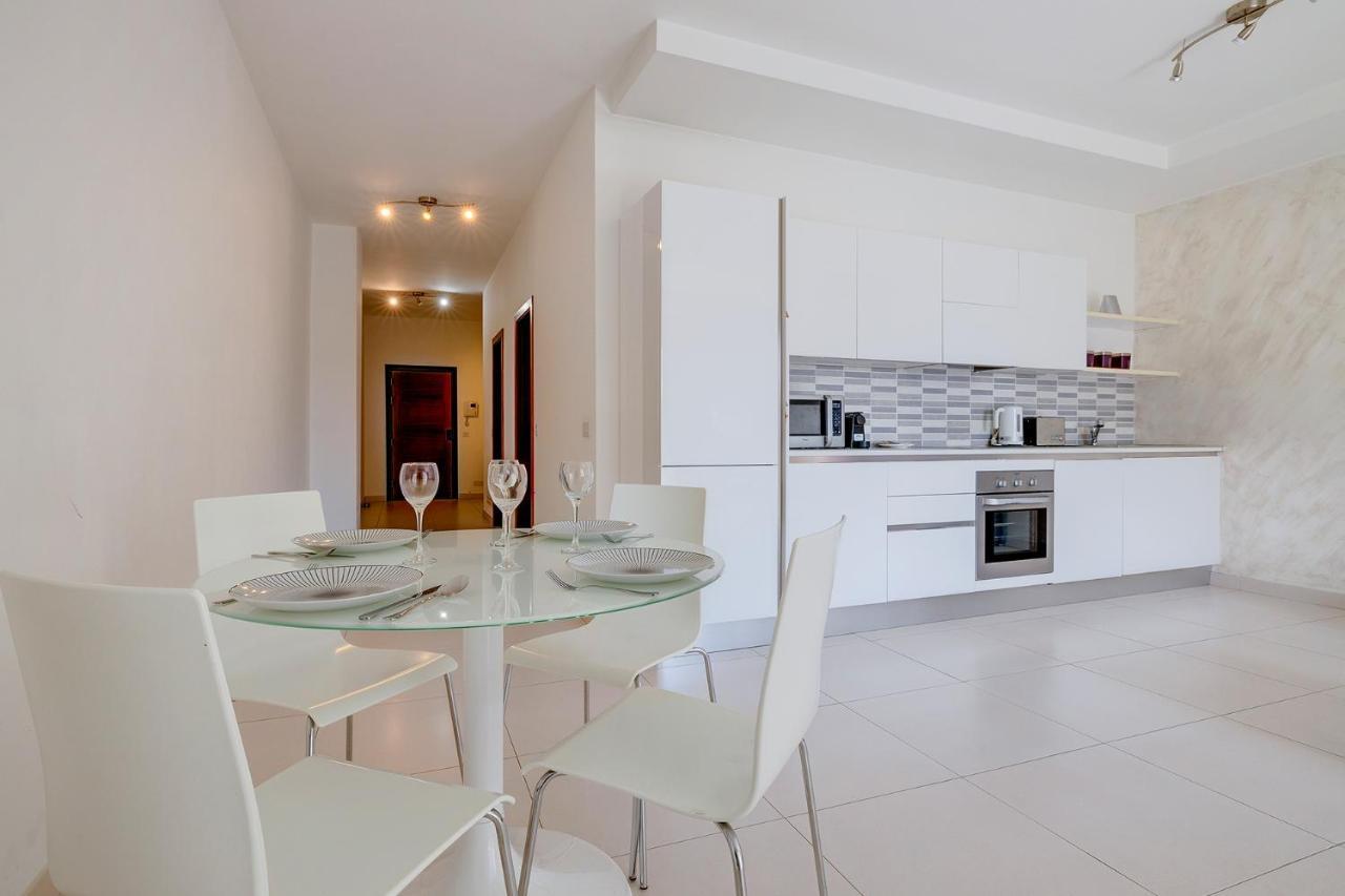 Modern Apartment Steps From Balluta Bay Sliema Bagian luar foto