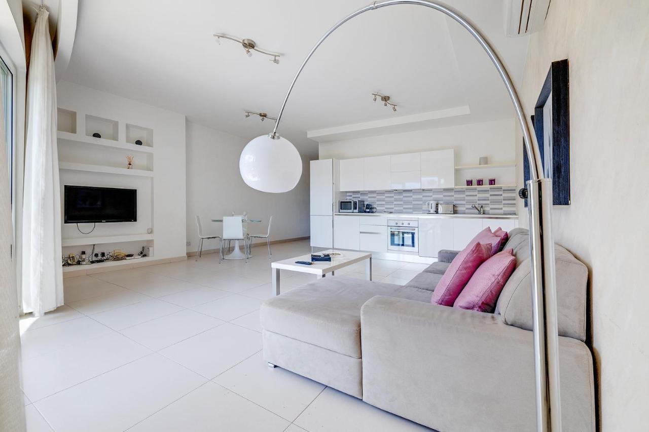 Modern Apartment Steps From Balluta Bay Sliema Bagian luar foto