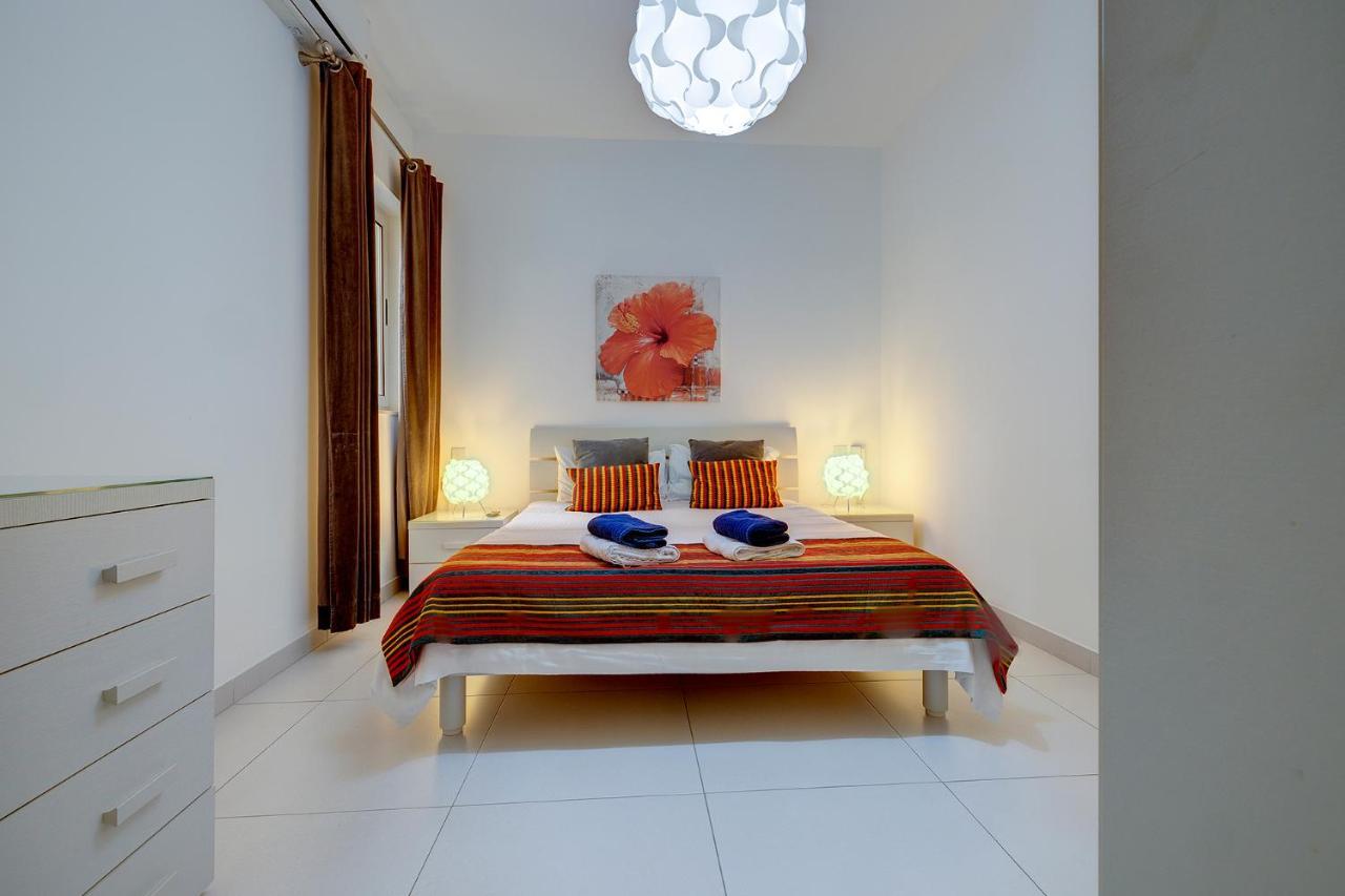 Modern Apartment Steps From Balluta Bay Sliema Bagian luar foto