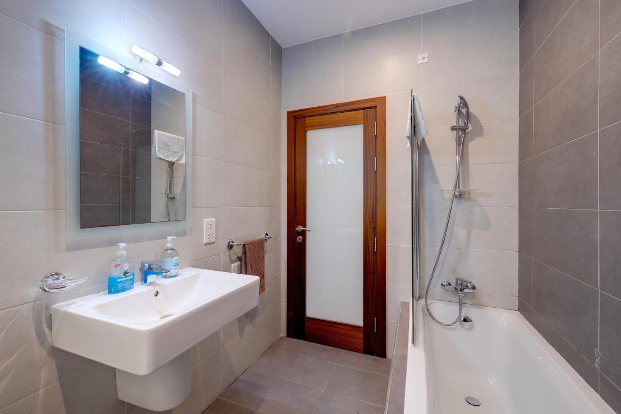 Modern Apartment Steps From Balluta Bay Sliema Bagian luar foto
