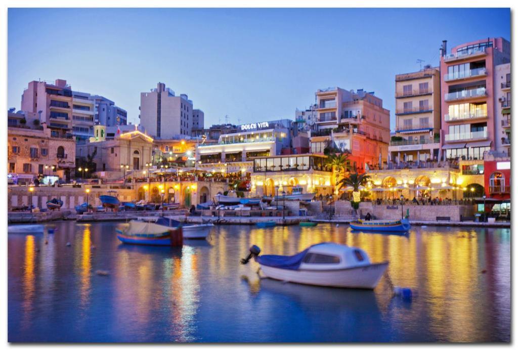 Modern Apartment Steps From Balluta Bay Sliema Bagian luar foto