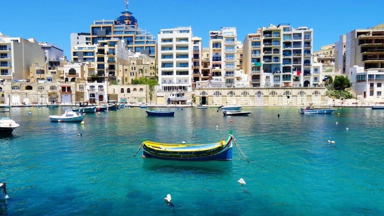 Modern Apartment Steps From Balluta Bay Sliema Bagian luar foto